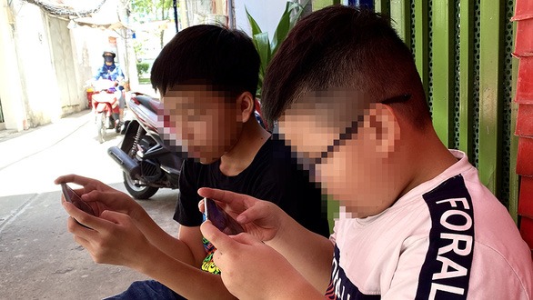 Trẻ em chơi game qua app trên điện thoại di động - Ảnh: TỰ TRUNG